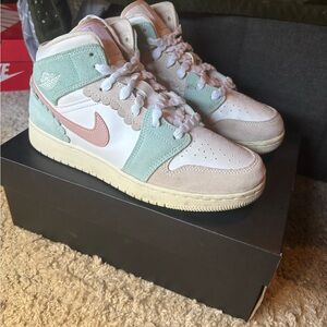Air Jordan 1 mid SE